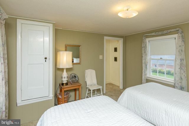 417 E WASHINGTON ST, Charles Town, WV 25414