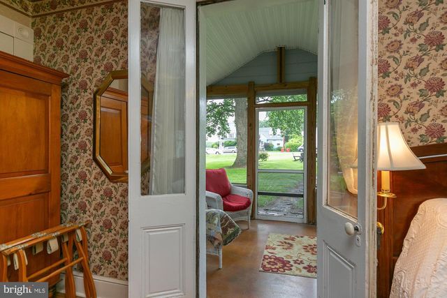 417 E WASHINGTON ST, Charles Town, WV 25414