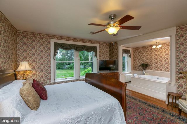 417 E WASHINGTON ST, Charles Town, WV 25414