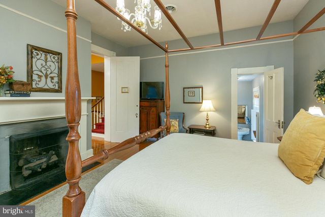 417 E WASHINGTON ST, Charles Town, WV 25414