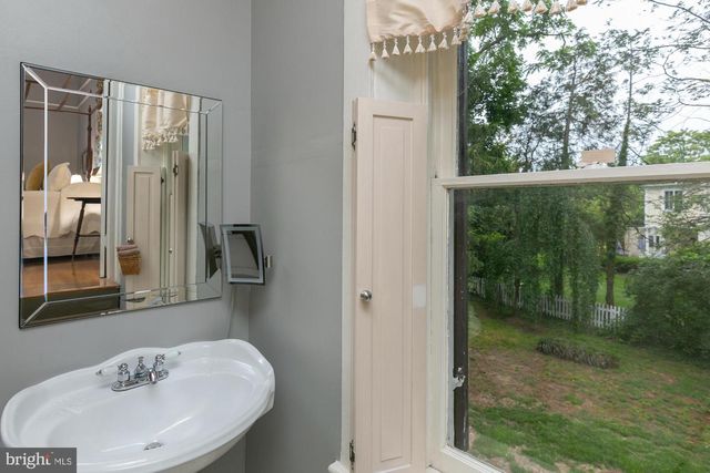 417 E WASHINGTON ST, Charles Town, WV 25414