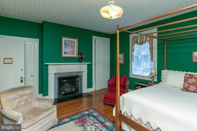 417 E WASHINGTON ST, Charles Town, WV 25414