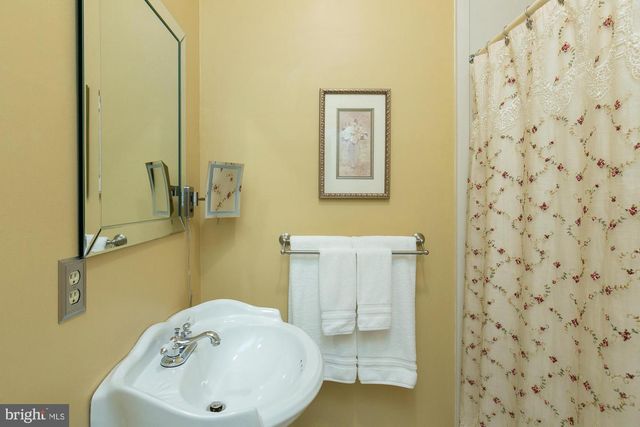 417 E WASHINGTON ST, Charles Town, WV 25414