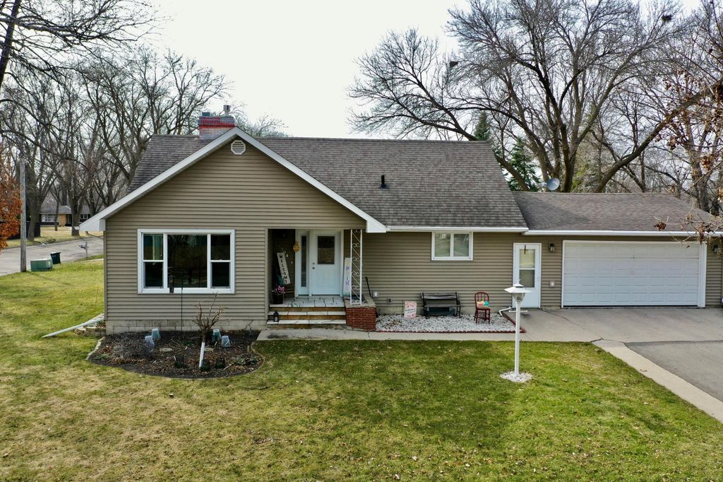 1304 9th Street SW, Willmar, MN 56201