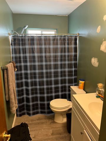 138 W Robert Avenue, Hazel Park, MI 48030