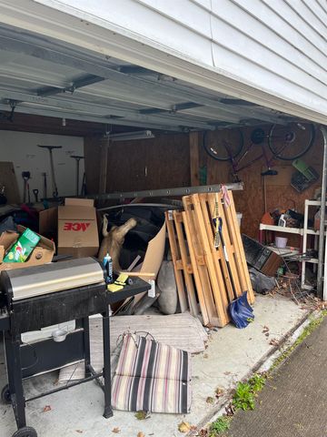 138 W Robert Avenue, Hazel Park, MI 48030