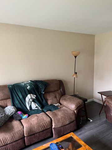 138 W Robert Avenue, Hazel Park, MI 48030