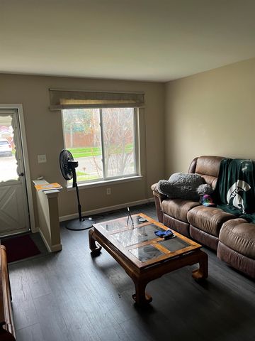 138 W Robert Avenue, Hazel Park, MI 48030