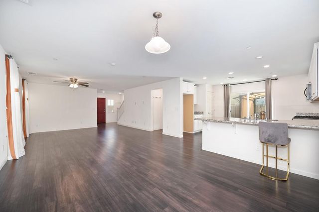 9 Captains Gate Pl, Sacramento, CA 95835