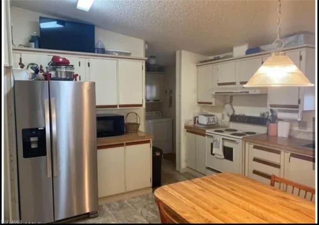 571 Sunrise LN, North Fort Myers, FL 33903