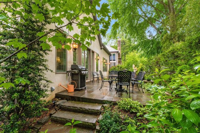 14 Lyonsgate Road, Bexley, OH 43209