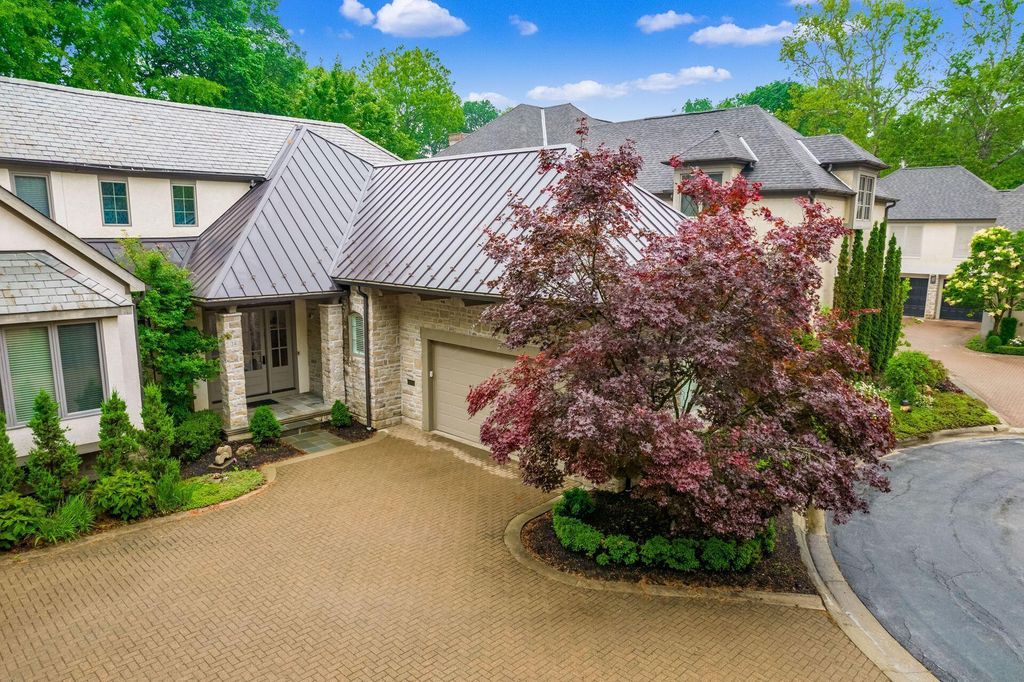 14 Lyonsgate Road, Bexley, OH 43209