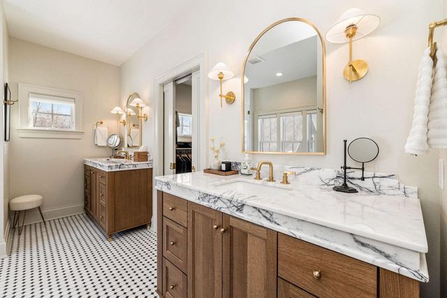 545 Wisconsin AVENUE, Delafield, WI 53018