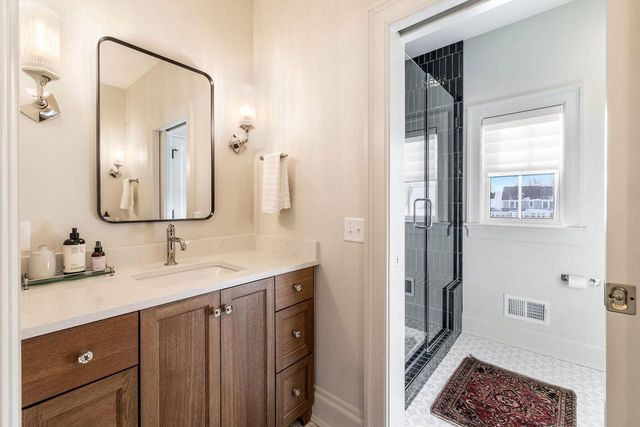 545 Wisconsin AVENUE, Delafield, WI 53018