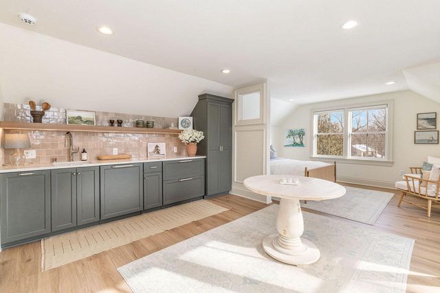 545 Wisconsin AVENUE, Delafield, WI 53018