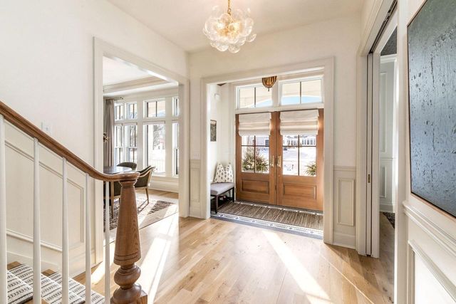 545 Wisconsin AVENUE, Delafield, WI 53018