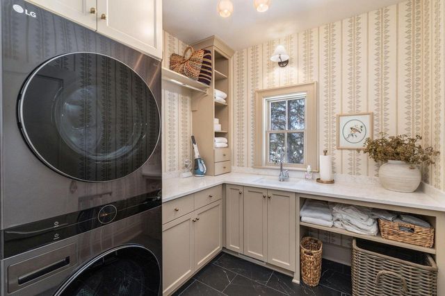 545 Wisconsin AVENUE, Delafield, WI 53018