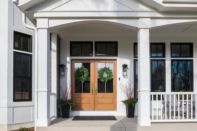 545 Wisconsin AVENUE, Delafield, WI 53018