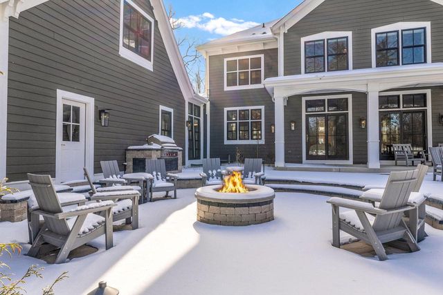 545 Wisconsin AVENUE, Delafield, WI 53018