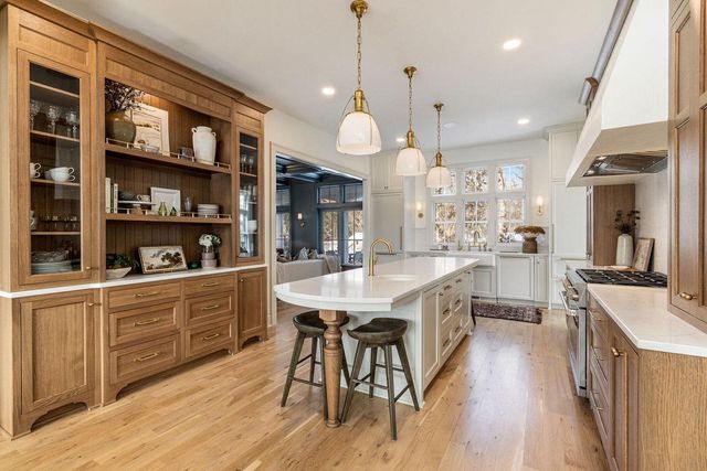 545 Wisconsin AVENUE, Delafield, WI 53018