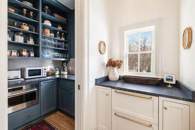 545 Wisconsin AVENUE, Delafield, WI 53018