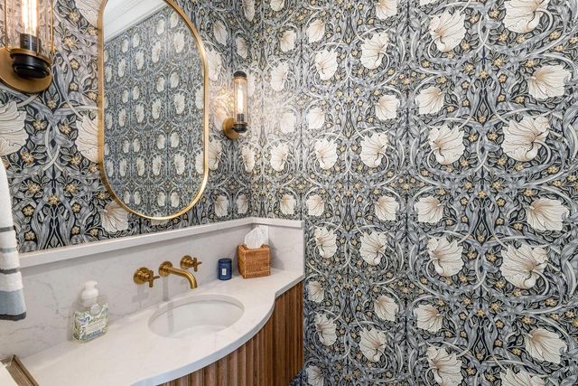 545 Wisconsin AVENUE, Delafield, WI 53018