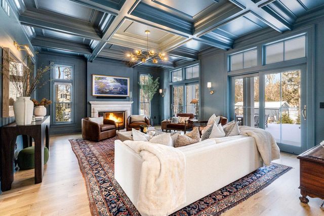 545 Wisconsin AVENUE, Delafield, WI 53018