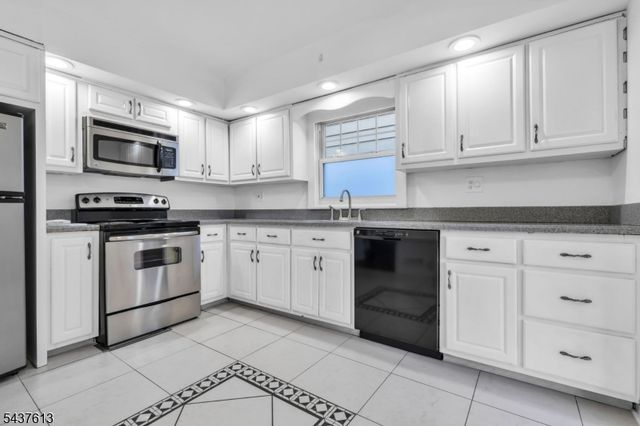 23 Colonial Dr, Bayonne City, NJ 07002