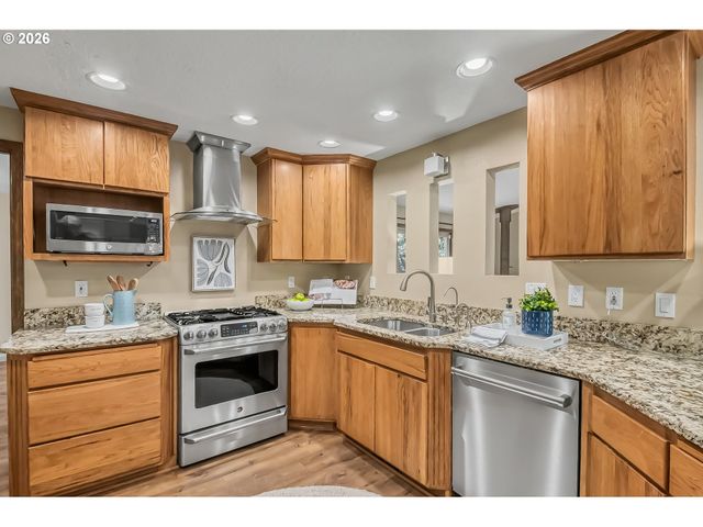 3870 RIDGEWOOD Way, West Linn, OR 97068