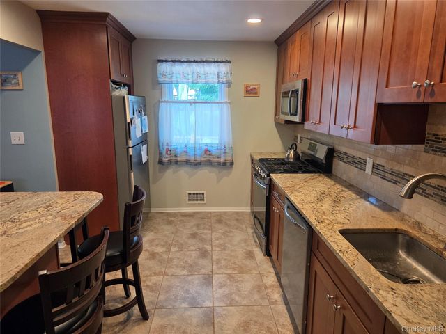 12 Wayside Lane, Smithtown, NY 11787