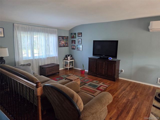 12 Wayside Lane, Smithtown, NY 11787