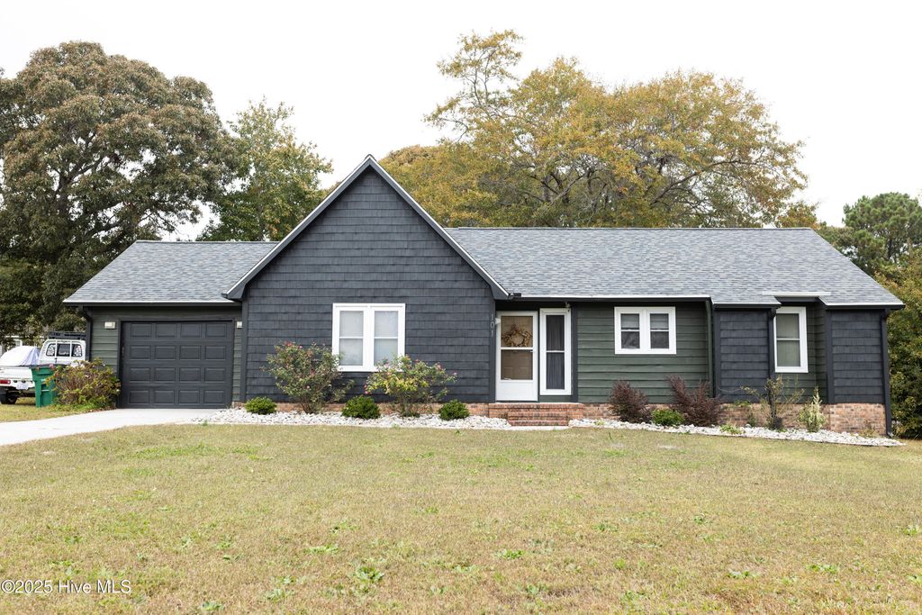 101 Walnut Drive, Swansboro, NC 28584