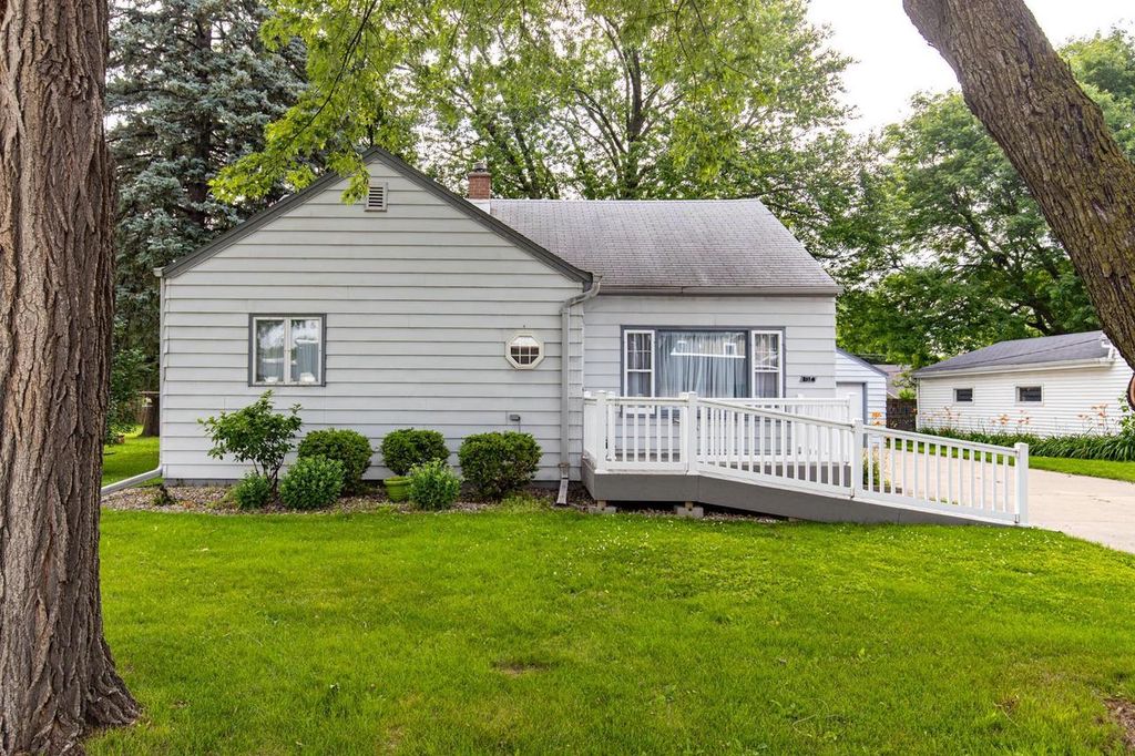 2114 N RICHMOND STREET, Appleton, WI 54911