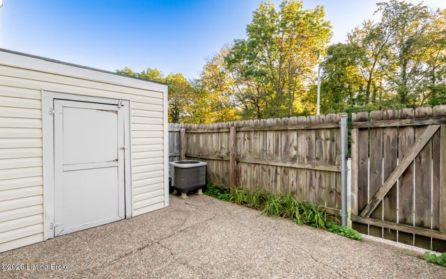 2723 Langdon Dr, Louisville, KY 40241