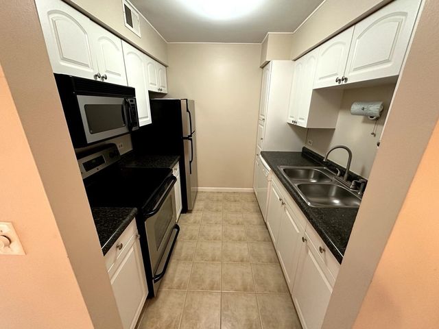 6165 Knoll Wood Road 41-204, Willowbrook, IL 60527