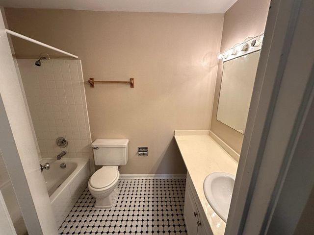 6165 Knoll Wood Road 41-204, Willowbrook, IL 60527