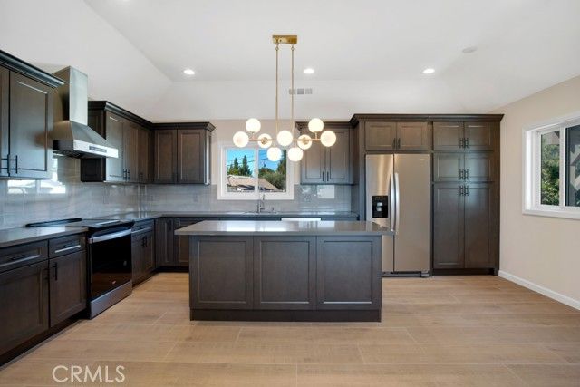 7635 Fallbrook Avenue, West Hills (los Angeles), CA 91304