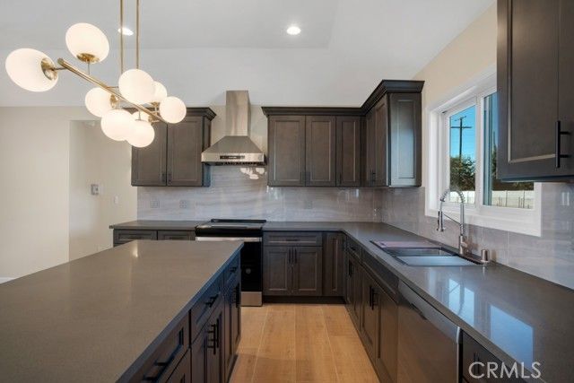 7635 Fallbrook Avenue, West Hills (los Angeles), CA 91304