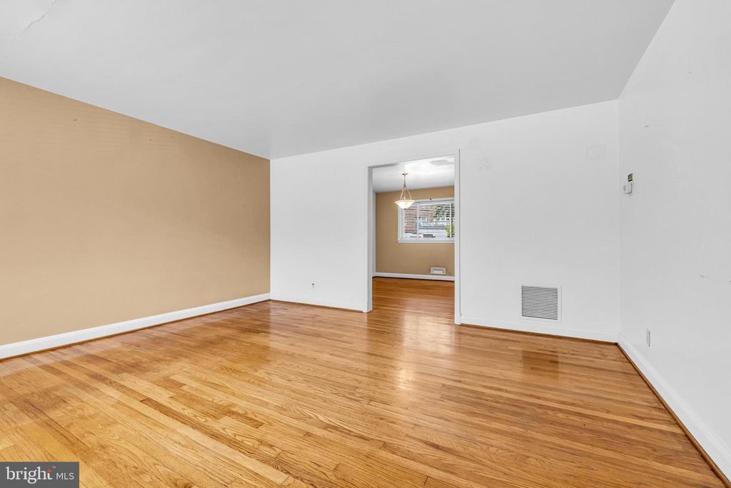 Image 5 of property listing at 1506 N FOREST PARK AVE, Baltimore, MD 21207