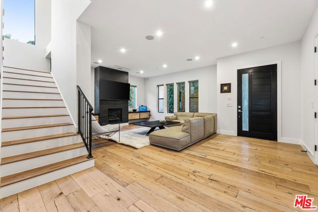 18903 Hatteras Street, Tarzana (los Angeles), CA 91356