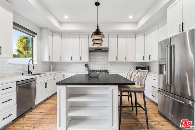 18903 Hatteras Street, Tarzana (los Angeles), CA 91356