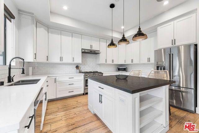 18903 Hatteras Street, Tarzana (los Angeles), CA 91356