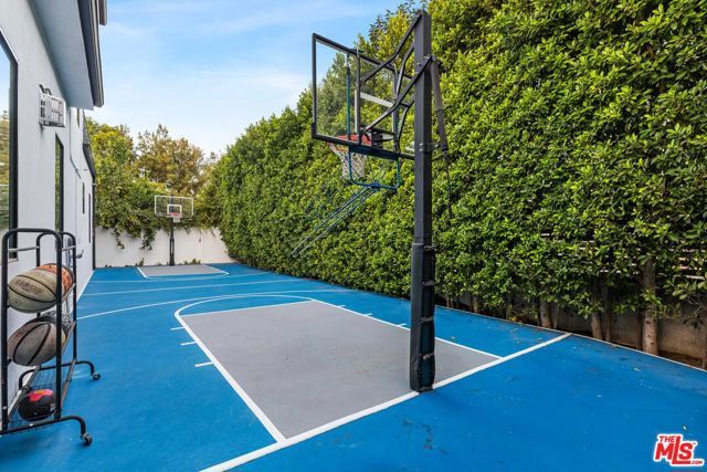 18903 Hatteras Street, Tarzana (los Angeles), CA 91356