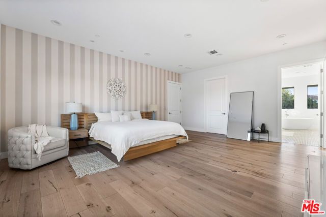 18903 Hatteras Street, Tarzana (los Angeles), CA 91356