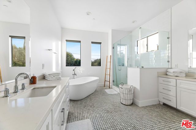 18903 Hatteras Street, Tarzana (los Angeles), CA 91356
