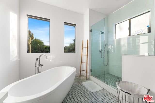 18903 Hatteras Street, Tarzana (los Angeles), CA 91356