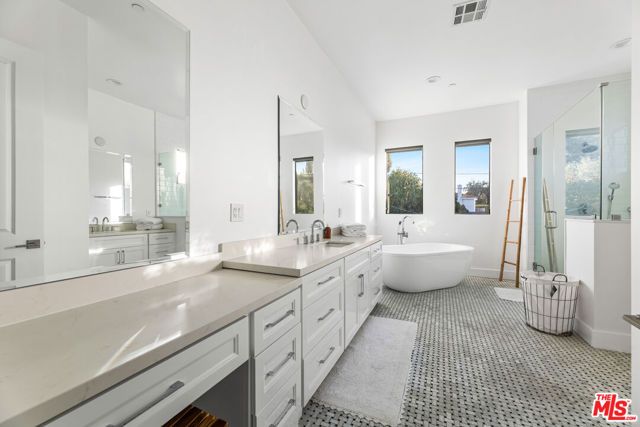 18903 Hatteras Street, Tarzana (los Angeles), CA 91356
