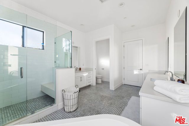 18903 Hatteras Street, Tarzana (los Angeles), CA 91356