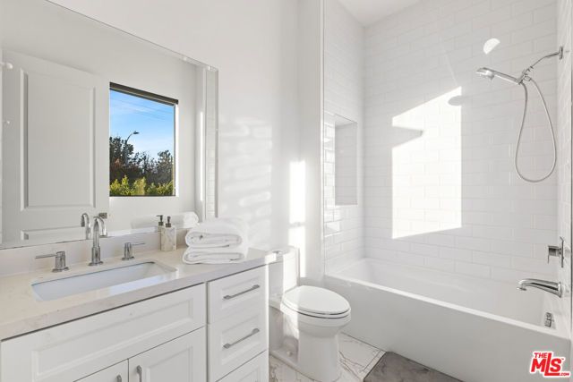 18903 Hatteras Street, Tarzana (los Angeles), CA 91356