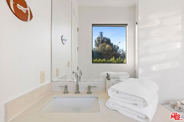 18903 Hatteras Street, Tarzana (los Angeles), CA 91356